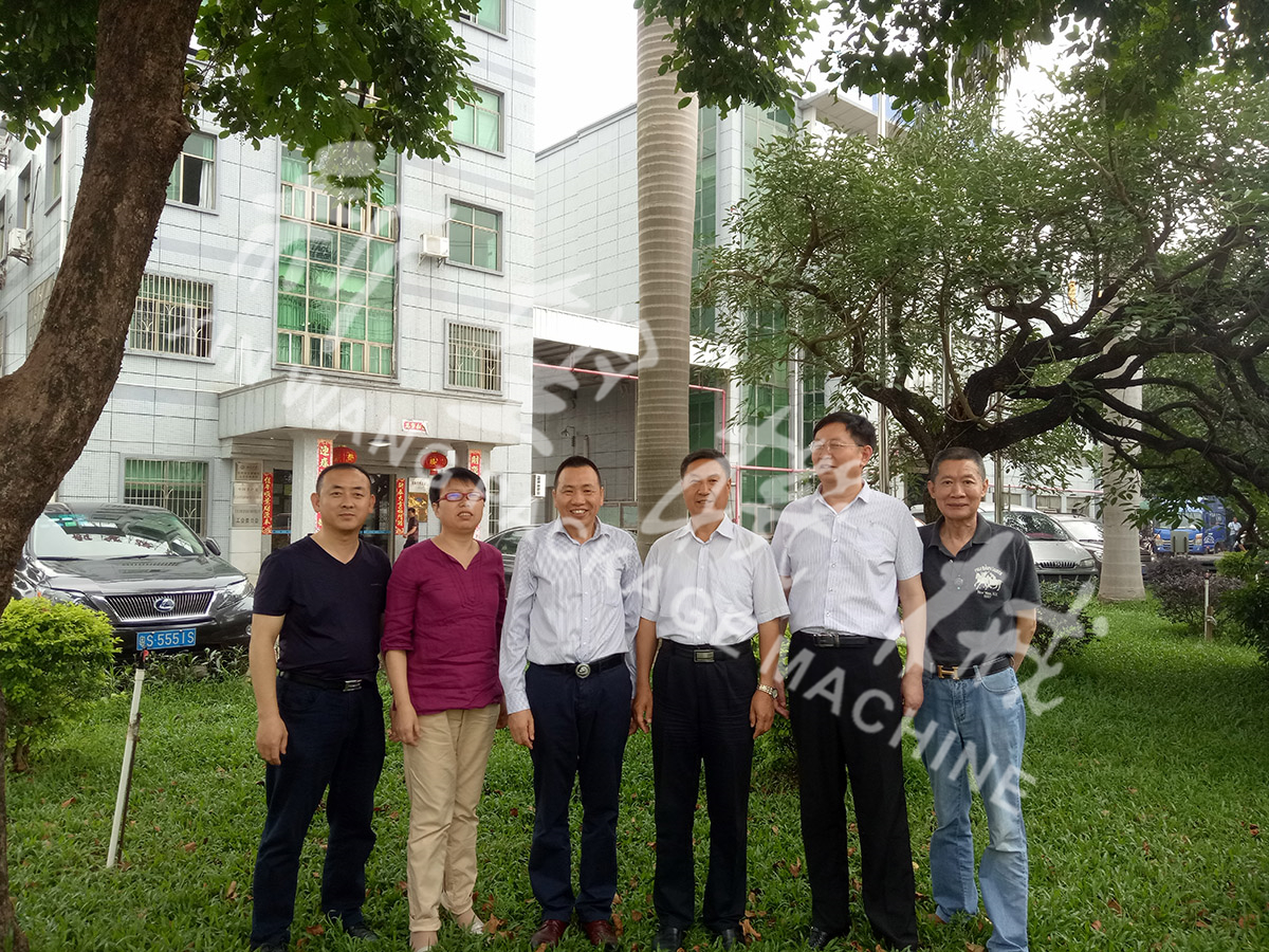 總裝備部劉思剛少將、新華社李建琦博士一行蒞臨新望公司考察指導(dǎo)